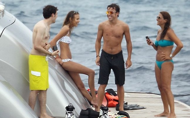 Στη Μαγιόρκα με καλή παρέα ο Αλόνσο (photos)