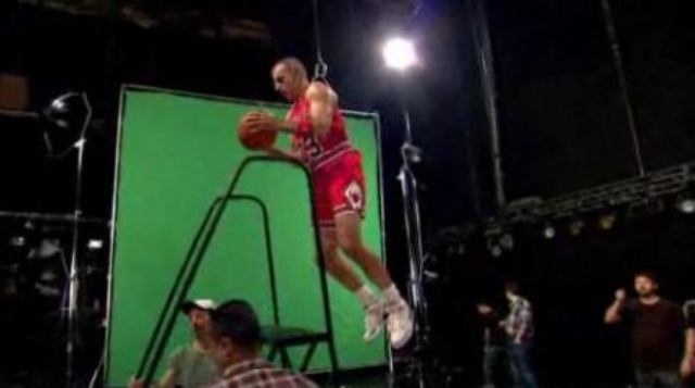 Πόζαρε σαν Τζόρνταν ο Λάουερ! (video+photos)