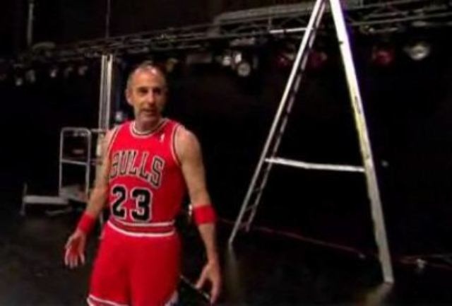 Πόζαρε σαν Τζόρνταν ο Λάουερ! (video+photos)