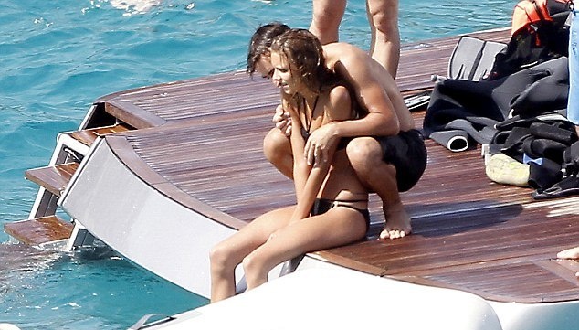 Στη Μαγιόρκα με καλή παρέα ο Αλόνσο (photos)