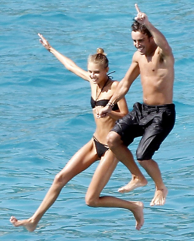 Στη Μαγιόρκα με καλή παρέα ο Αλόνσο (photos)