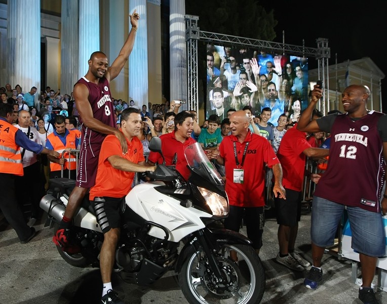 Kάρφωσε πάνω από μηχανή ο Μαντρίνς στο 3Χ3 (photos)