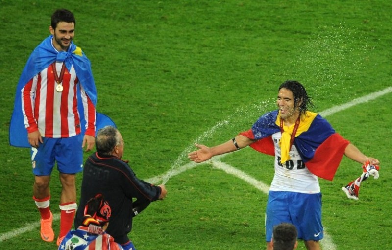 Κλείνει... σπίτια ο Φαλκάο! (photos+videos)