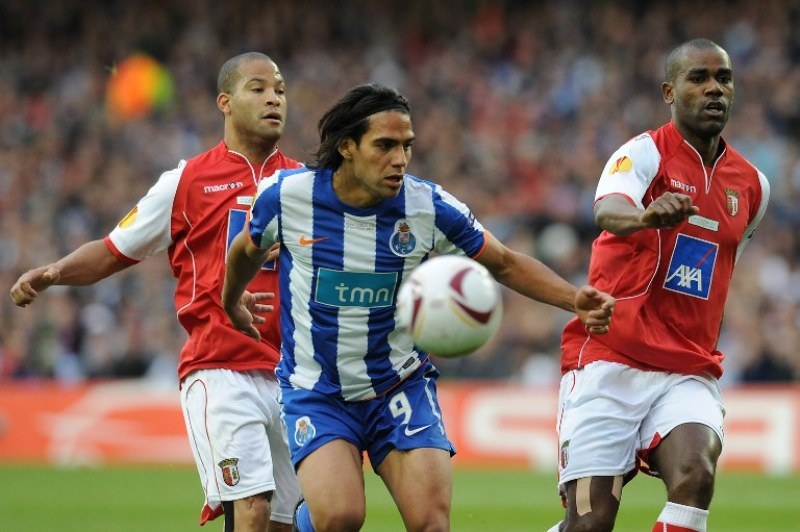 Κλείνει... σπίτια ο Φαλκάο! (photos+videos)