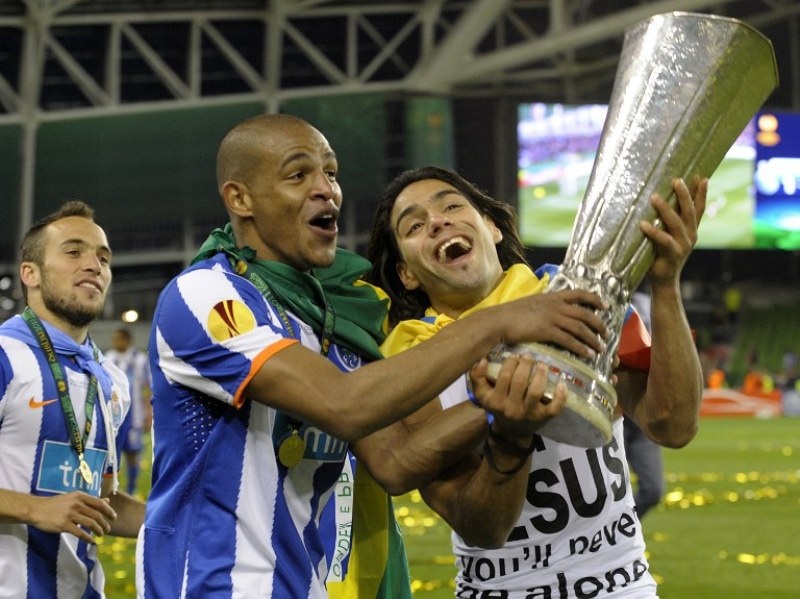 Κλείνει... σπίτια ο Φαλκάο! (photos+videos)