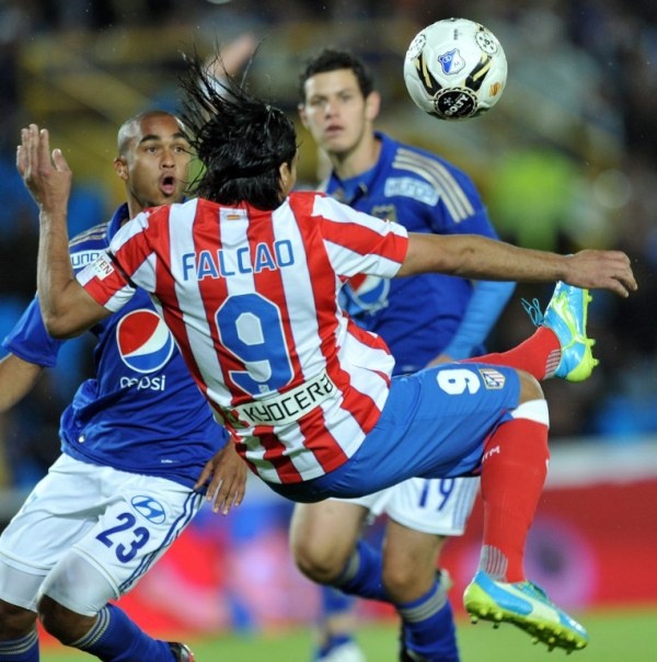 Κλείνει... σπίτια ο Φαλκάο! (photos+videos)