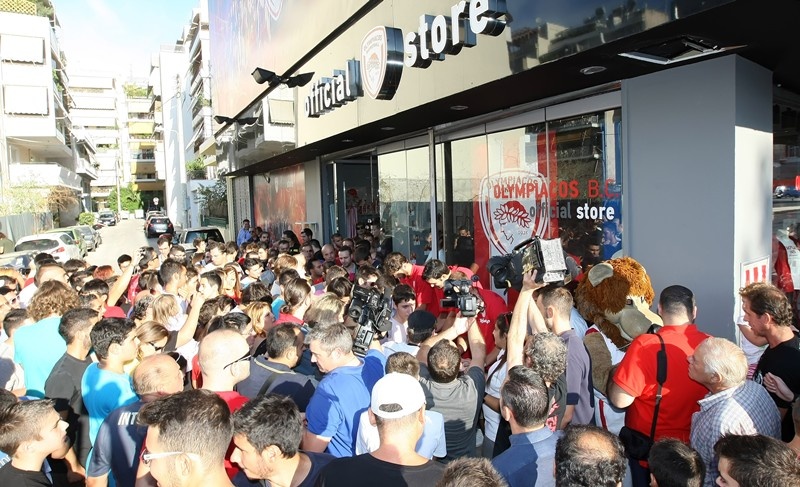 Ολυμπιακός: Παρουσίασε τη νέα του φανέλα (photos)