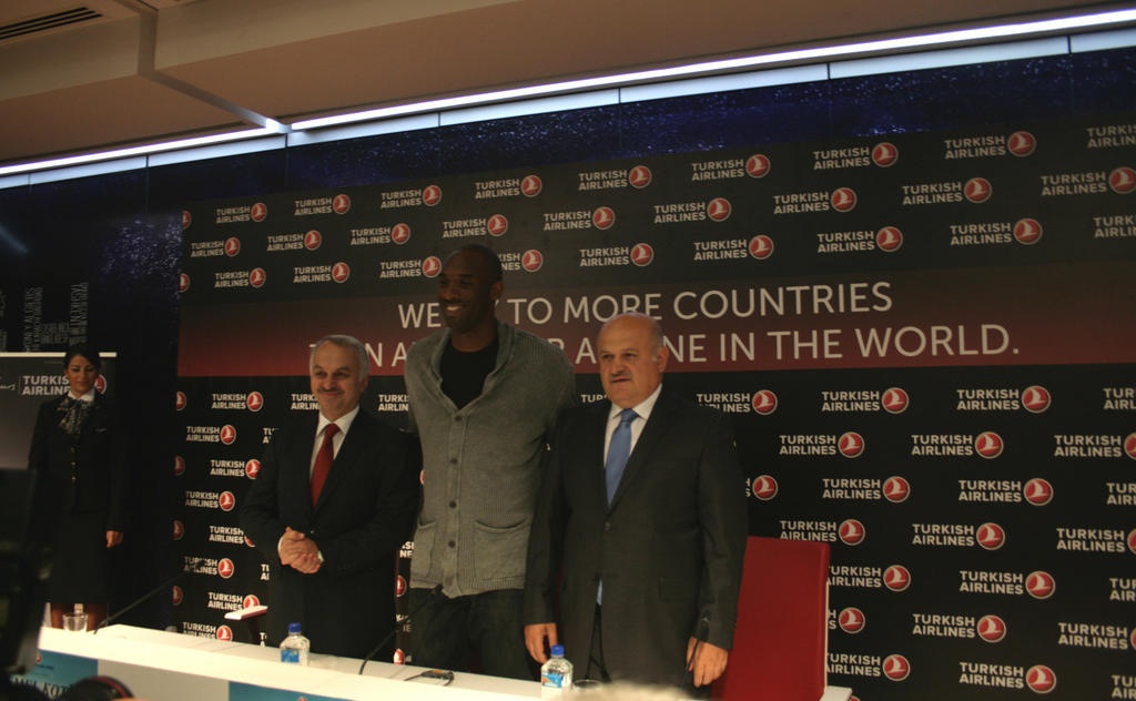 Λος Άντζελες Λέικερς: Ανανέωσε με την Turkish Airlines ο Κόμπι! (photos)