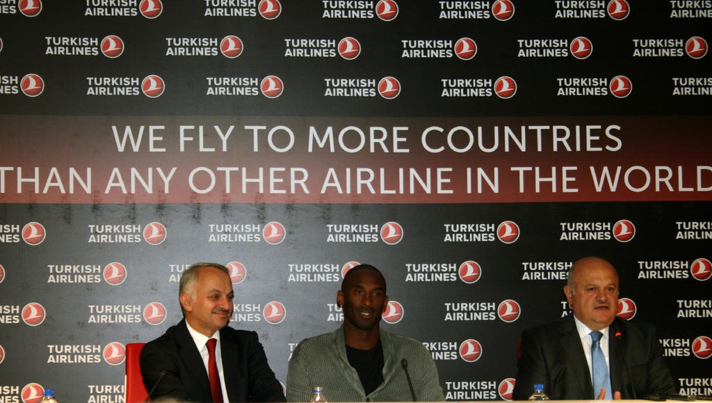 Λος Άντζελες Λέικερς: Ανανέωσε με την Turkish Airlines ο Κόμπι! (photos)