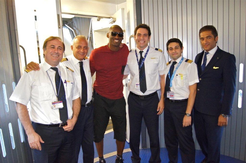 Λος Άντζελες Λέικερς: Ανανέωσε με την Turkish Airlines ο Κόμπι! (photos)