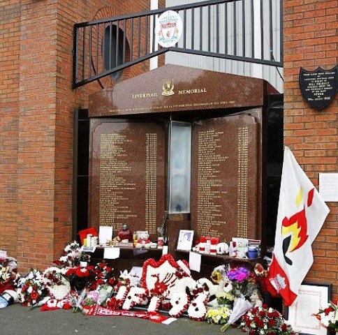 Λίβερπουλ: Το κορεό για το Χίλσμπορο (photos)