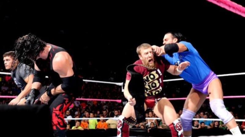 Raw SuperShow: «Σεβασμός« στον CM Punk με… μεταλλικό σωλήνα (photos + videos)
