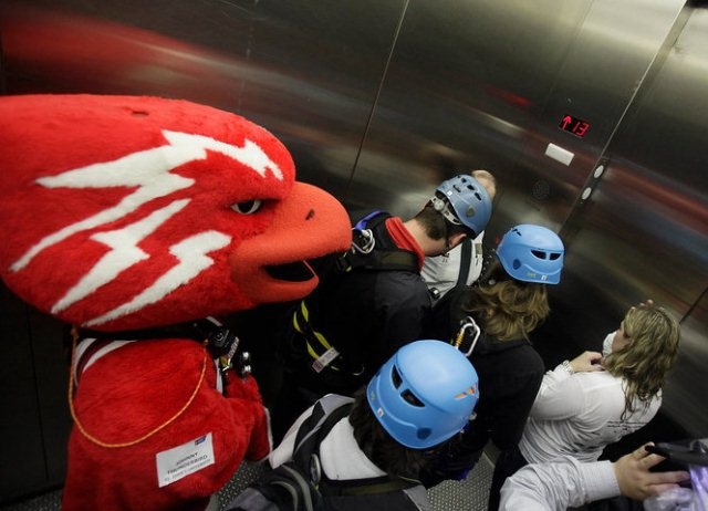 NCAA: Πήδηξε από 150μ., για καλό σκοπό! (video+photos)