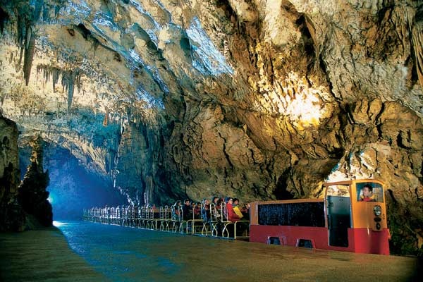 Ευρωμπάσκετ 2013: Σε σπήλαιο η κλήρωση (video+photos)
