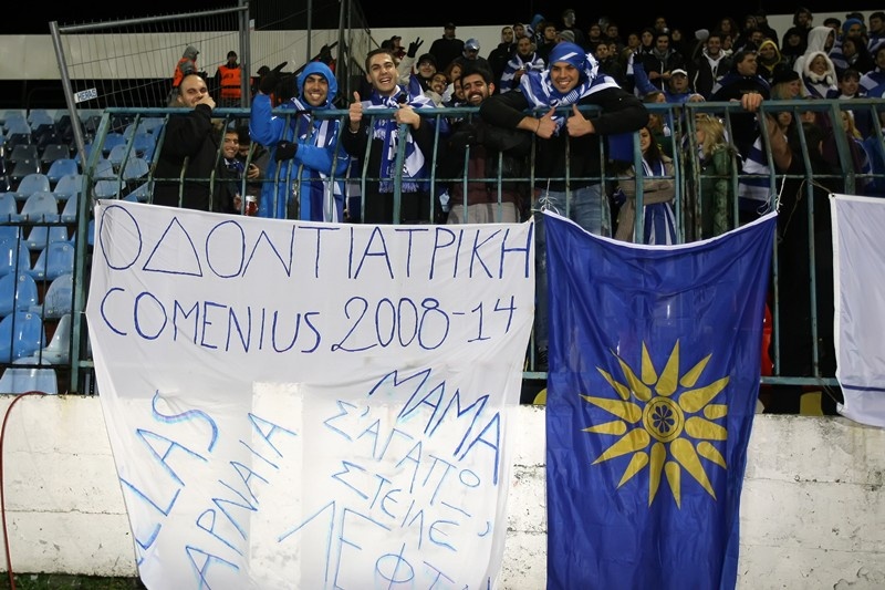 Οι Έλληνες... χορεύουν και στη βροχή! (photos)
