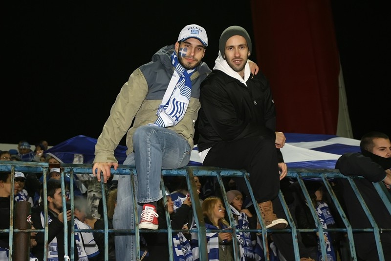 Οι Έλληνες... χορεύουν και στη βροχή! (photos)