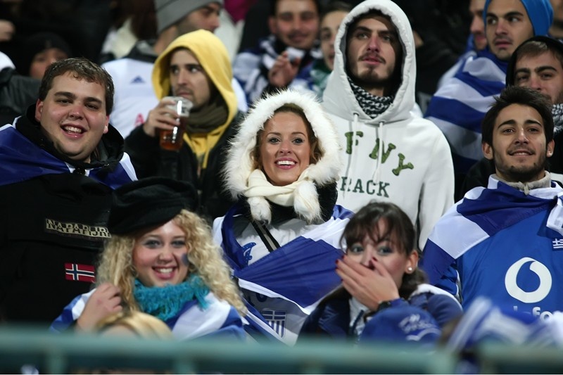 Οι Έλληνες... χορεύουν και στη βροχή! (photos)