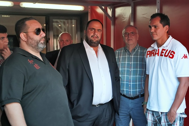 Ολυμπιακός: Ο Μαρινάκης βράβευσε τον Ζιοβάνι! (video+photos)