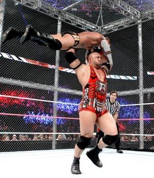 Hell in a Cell: Συνομωσία εναντίον Ryback (videos+photos)