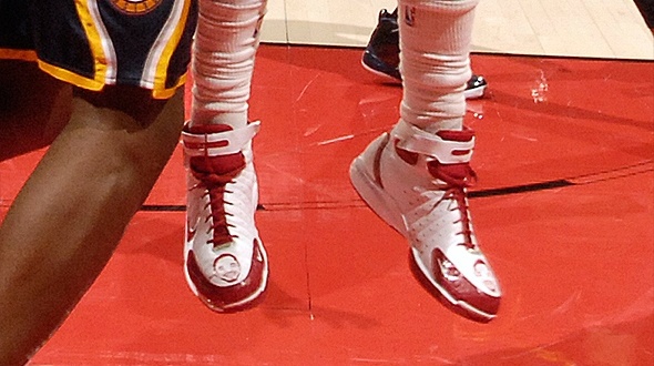 Αμίρ Τζόνσον: Έβαλε το πρόσωπό του στα παπούτσια του (photos)