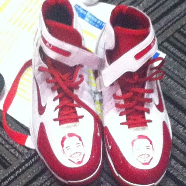 Αμίρ Τζόνσον: Έβαλε το πρόσωπό του στα παπούτσια του (photos)