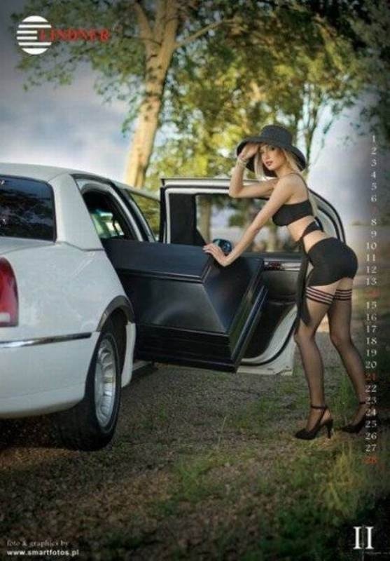 Σέξι μοντέλα διαφημίζουν φέρετρα! (photos)