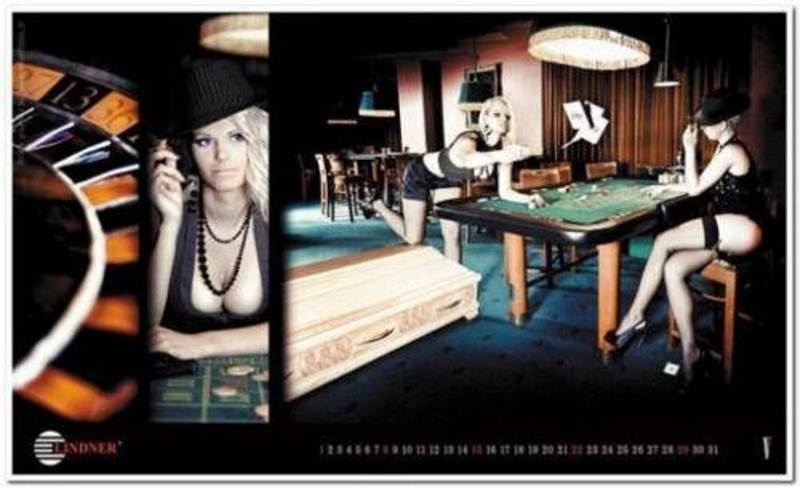 Σέξι μοντέλα διαφημίζουν φέρετρα! (photos)