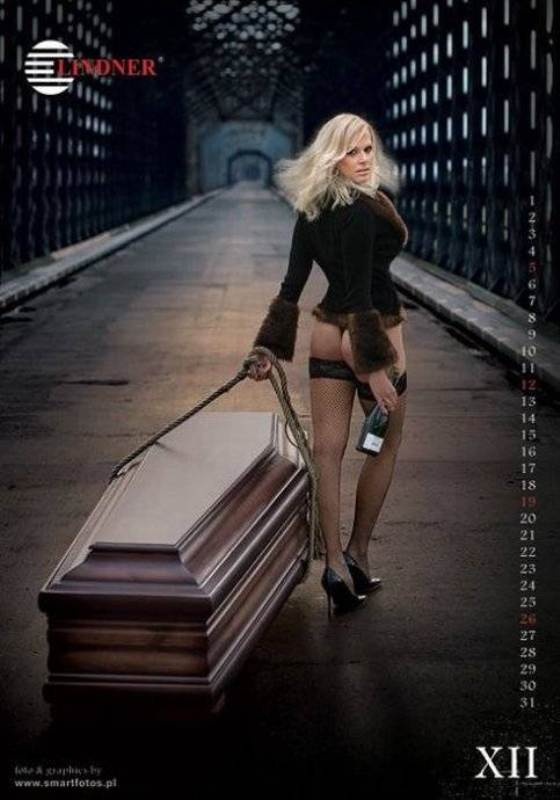 Σέξι μοντέλα διαφημίζουν φέρετρα! (photos)