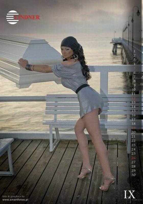 Σέξι μοντέλα διαφημίζουν φέρετρα! (photos)