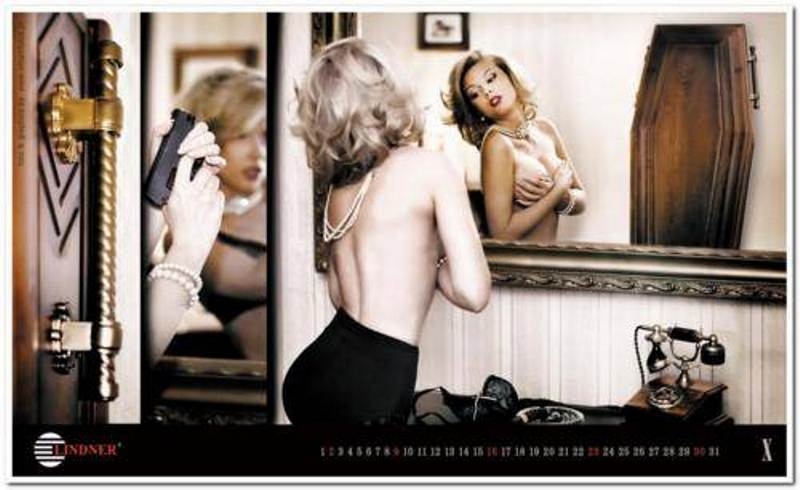 Σέξι μοντέλα διαφημίζουν φέρετρα! (photos)