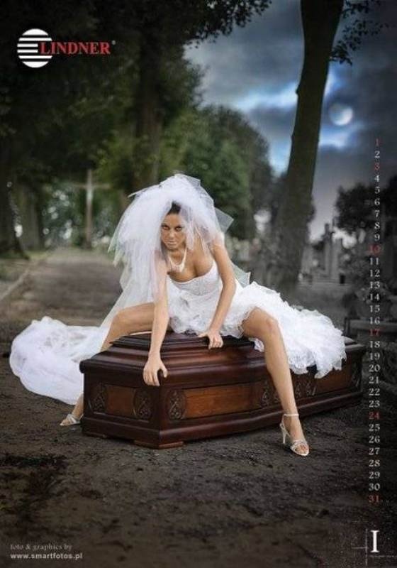 Σέξι μοντέλα διαφημίζουν φέρετρα! (photos)