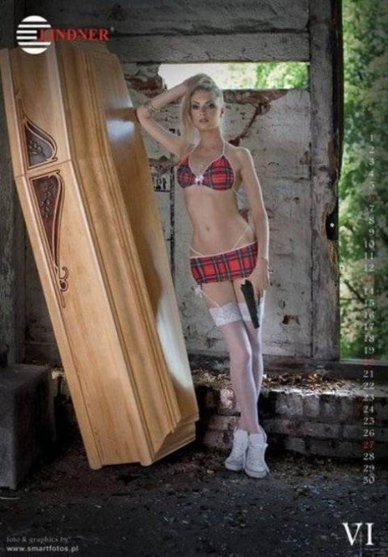 Σέξι μοντέλα διαφημίζουν φέρετρα! (photos)