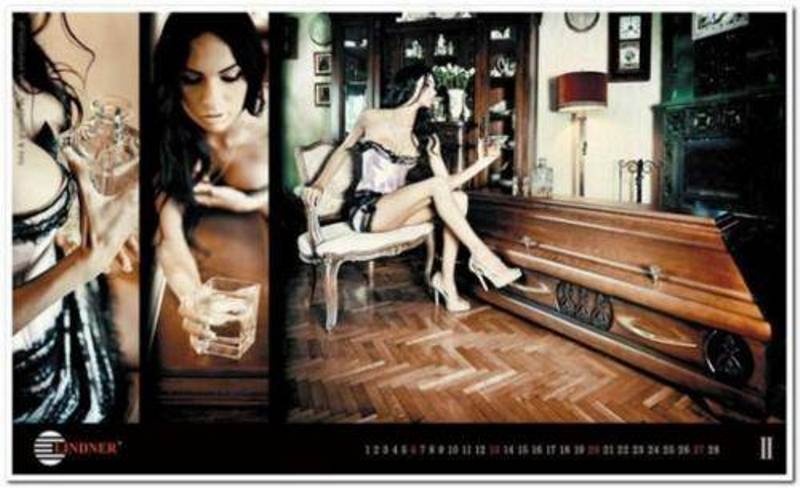 Σέξι μοντέλα διαφημίζουν φέρετρα! (photos)