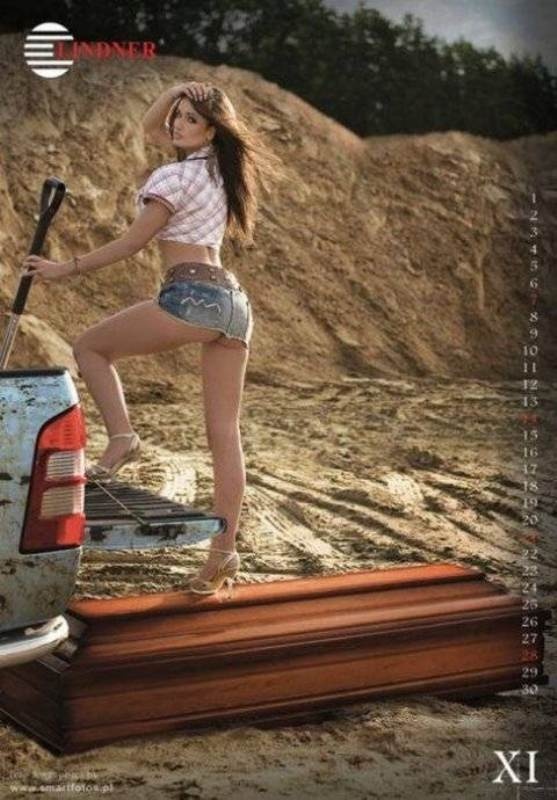 Σέξι μοντέλα διαφημίζουν φέρετρα! (photos)