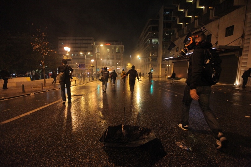 Eνταση πετροπόλεμος και μολότοφ στο Σύνταγμα (photos)
