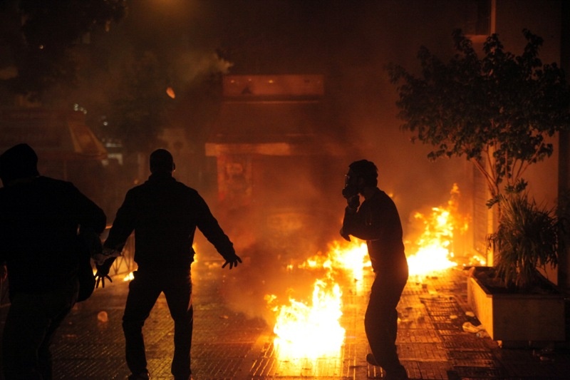 Eνταση πετροπόλεμος και μολότοφ στο Σύνταγμα (photos)