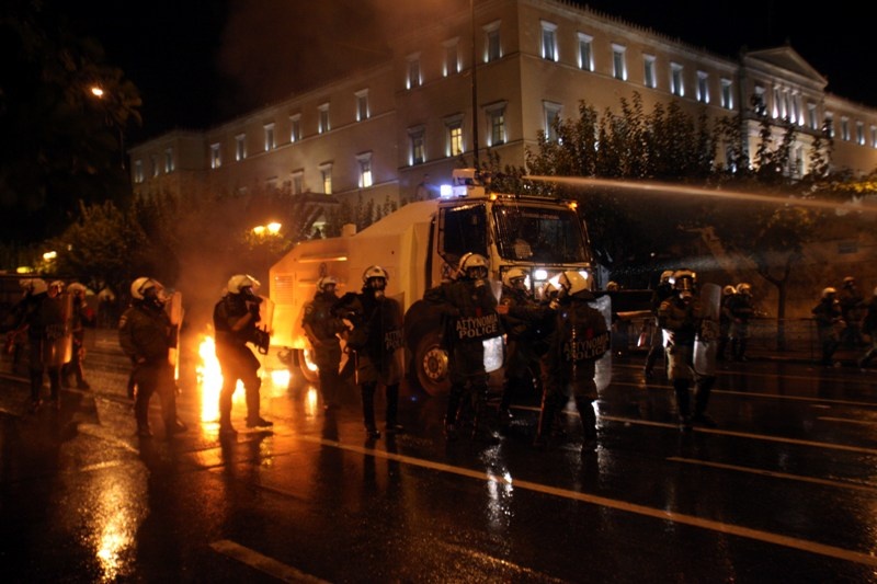 Eνταση πετροπόλεμος και μολότοφ στο Σύνταγμα (photos)