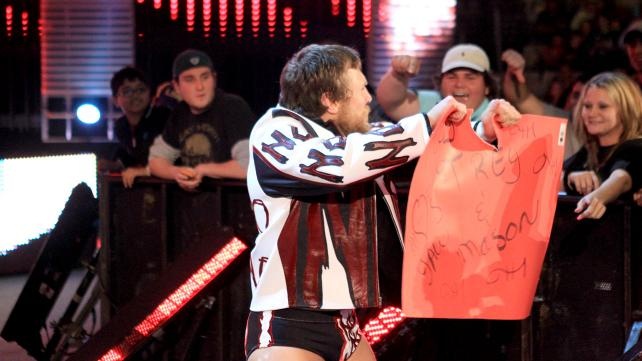 Raw SuperShow: Έδρασαν πάλι τα… τσιράκια του Punk (photos+videos)