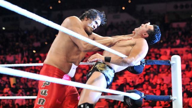 Raw SuperShow: Έδρασαν πάλι τα… τσιράκια του Punk (photos+videos)