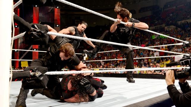 Raw SuperShow: Έδρασαν πάλι τα… τσιράκια του Punk (photos+videos)