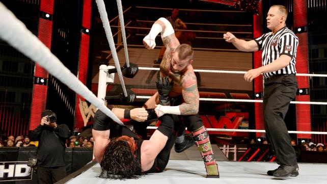 Raw SuperShow: Έδρασαν πάλι τα… τσιράκια του Punk (photos+videos)