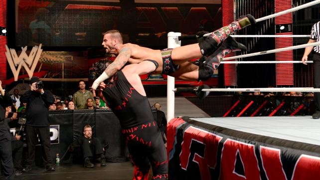 Raw SuperShow: Έδρασαν πάλι τα… τσιράκια του Punk (photos+videos)