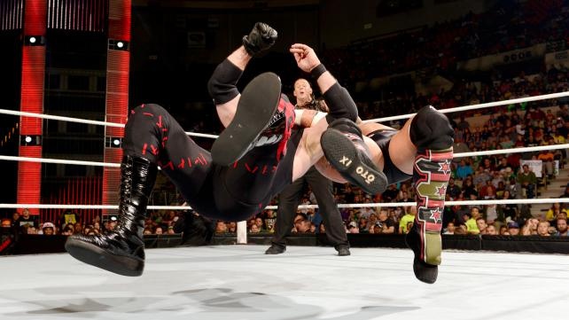 Raw SuperShow: Έδρασαν πάλι τα… τσιράκια του Punk (photos+videos)