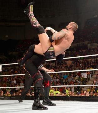 Raw SuperShow: Έδρασαν πάλι τα… τσιράκια του Punk (photos+videos)