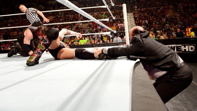 Raw SuperShow: Έδρασαν πάλι τα… τσιράκια του Punk (photos+videos)