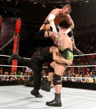 Raw SuperShow: Έδρασαν πάλι τα… τσιράκια του Punk (photos+videos)