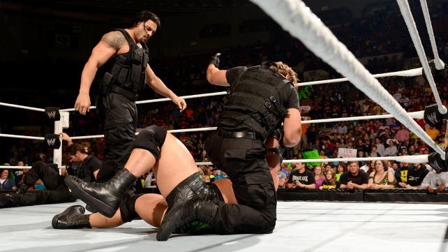 Raw SuperShow: Έδρασαν πάλι τα… τσιράκια του Punk (photos+videos)