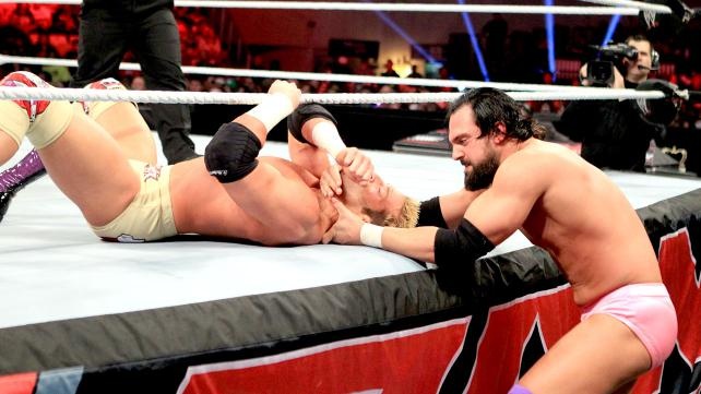 Raw SuperShow: Έδρασαν πάλι τα… τσιράκια του Punk (photos+videos)