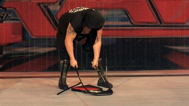 Raw SuperShow: Έδρασαν πάλι τα… τσιράκια του Punk (photos+videos)