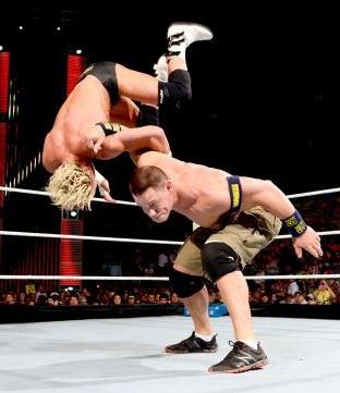 Raw SuperShow: Έδρασαν πάλι τα… τσιράκια του Punk (photos+videos)